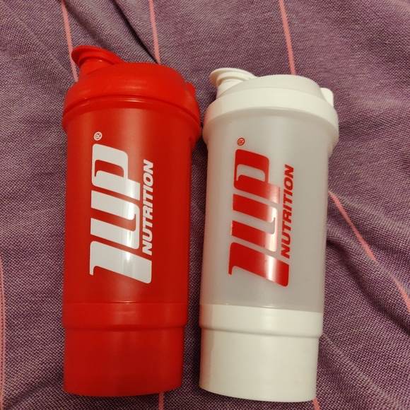 Avez Other - free add on item - 2 shaker bottles white/red